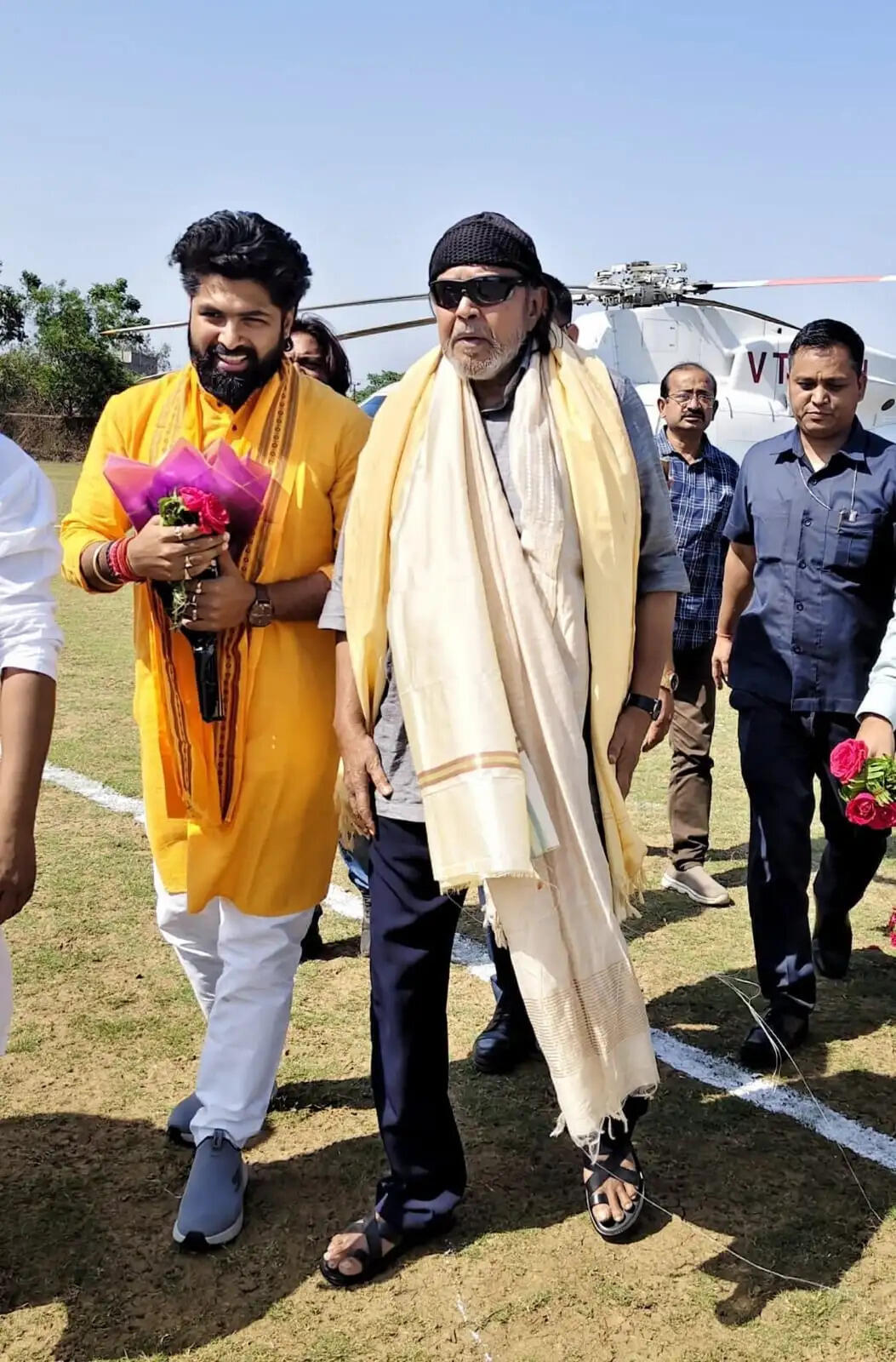 चुनाव 26 : बाराबनी विधानसभा सीट के भाजपा उम्मीदवार के समर्थन में मिथुन का रोड शो