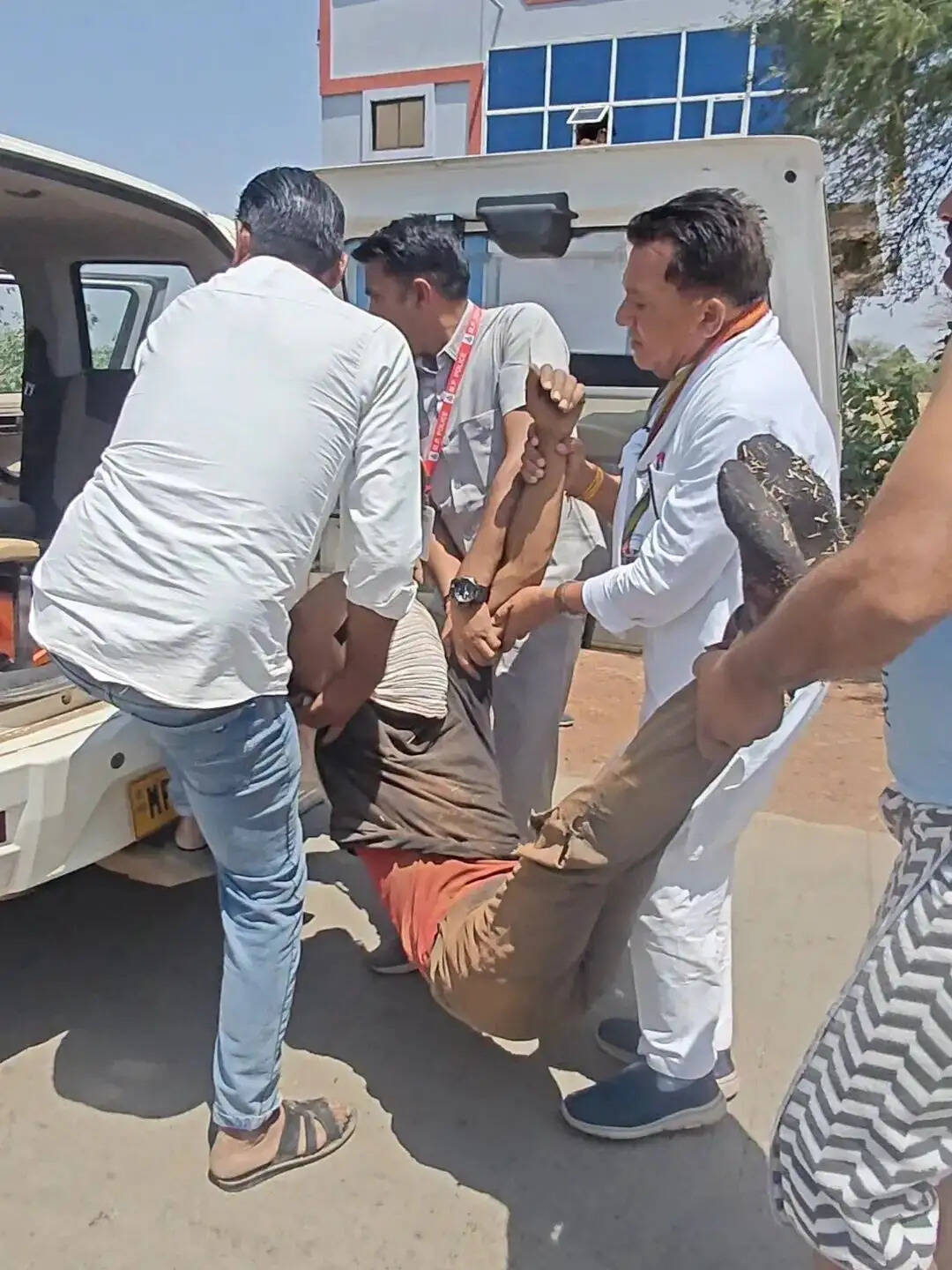 अशोनगरः विधायक हरिबाबू राय की संवेदनशीलता, अपने हाथों उठाकर घायलों को पहुंचाया अस्पताल