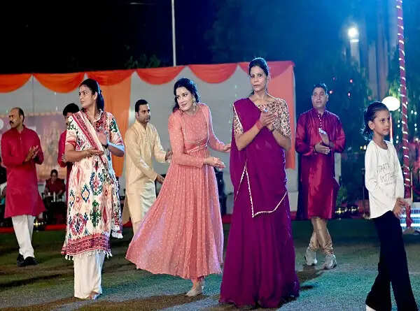 लखनऊ के जन भवन में गरबा महोत्सव की धूम: पूर्व राष्ट्रपति रामनाथ कोविंद ने मां दुर्गा की उतारी आरती