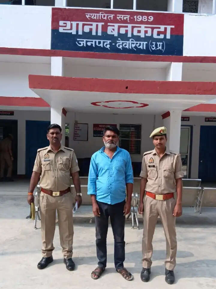 पुलिस ने दो वारंटियाें काे गिरफ्तार किया