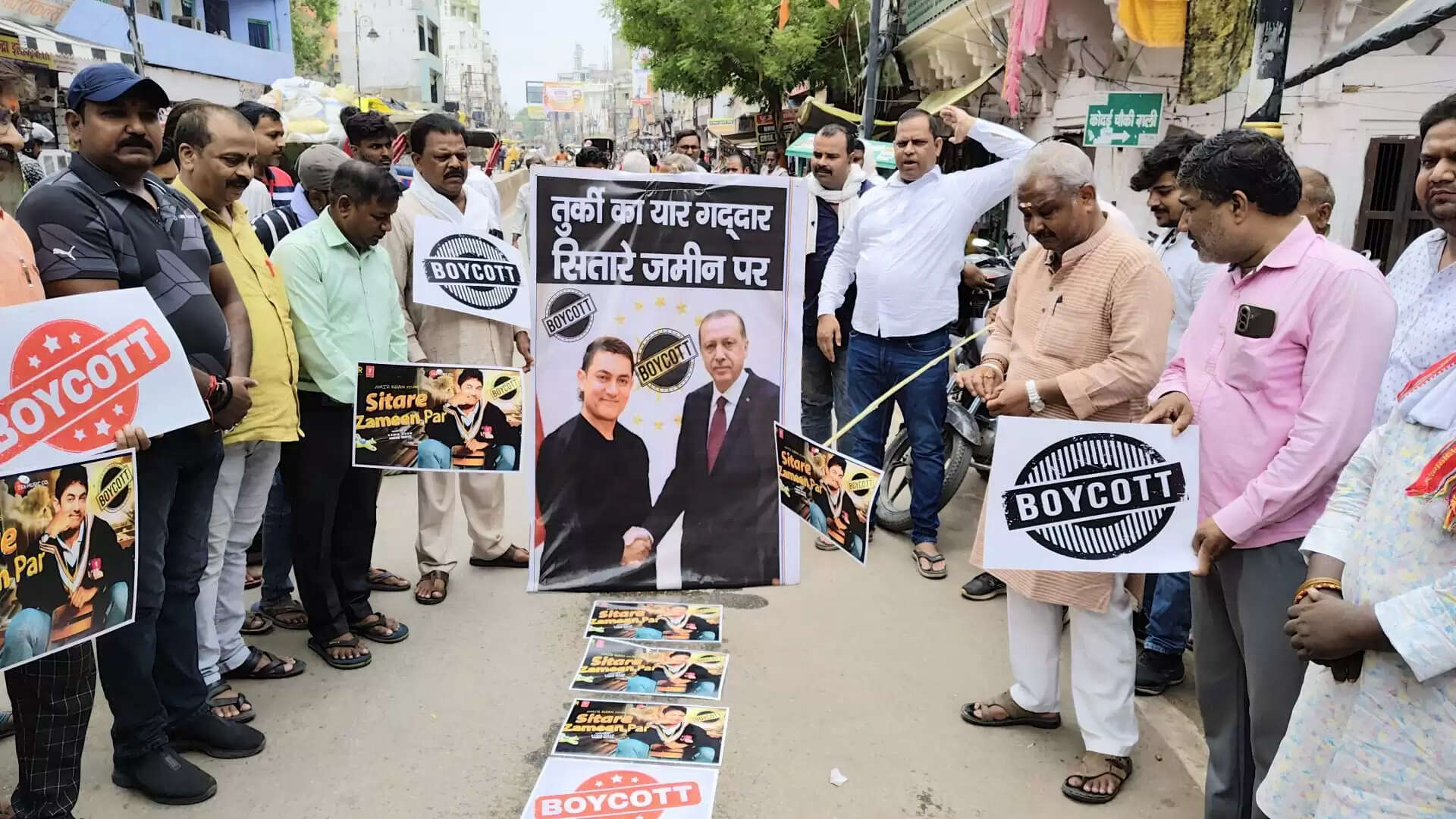 अभिनेता आमिर खान की फिल्म सितारे ज़मीन पर का विरोध,फूंका पुतला