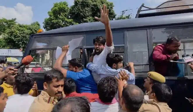 लखनऊ में सपा कार्यकर्ताओं ने मुख्य चुनाव आयुक्त को बर्खास्त करने की मांग काे लेकर किया प्रदर्शन, हिरासत में लिये गये