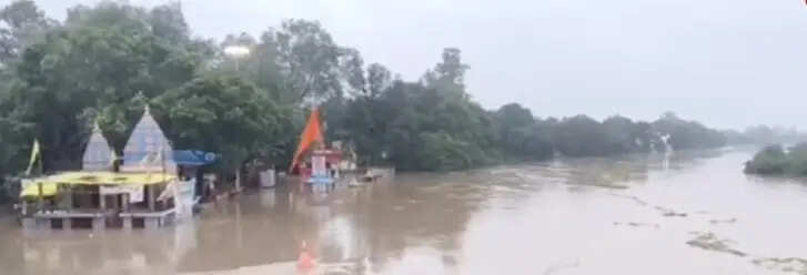 विदिशा में बेतवा नदी उफान पर, कई मंदिर जलमग्न, प्रशासन ने जारी किया हाई अलर्ट