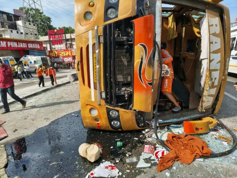 (संशाेधित) हरिद्वार में राजस्थान के श्रद्धालुओं से भरी बस पलटी, महिला की मौत व 38 घायल