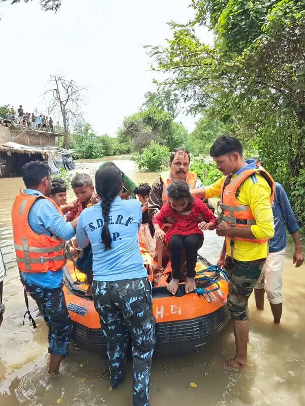 बारिश और बाढ़ के बीच मध्य प्रदेश पुलिस का बड़ा रेस्क्यू अभियान, 98 लोगों की बचाई जान