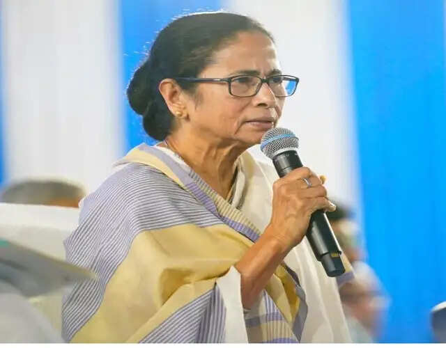तृणमूल में असंतोष के बीच ममता बनर्जी का भाजपा पर हमला, बोलीं- विधायकों को डराकर तोड़ने की हो रही कोशिश