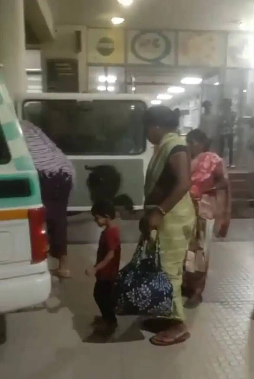 लोगों से भरी पिकअप वाहन पलटी, तीन लोग घायल