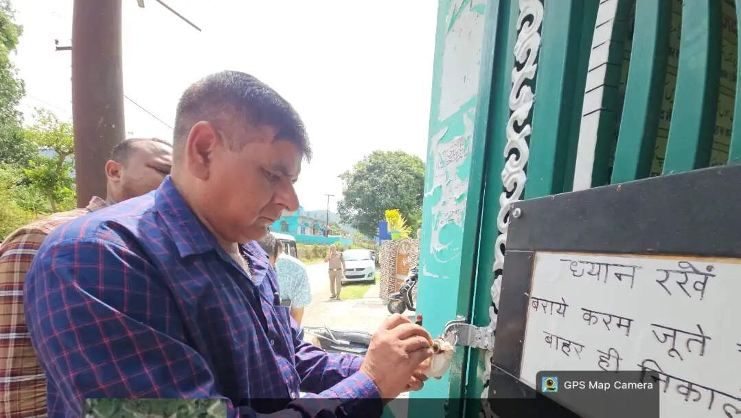 बिना अनुमति संचालित मस्जिद व मदरसा भवन सील