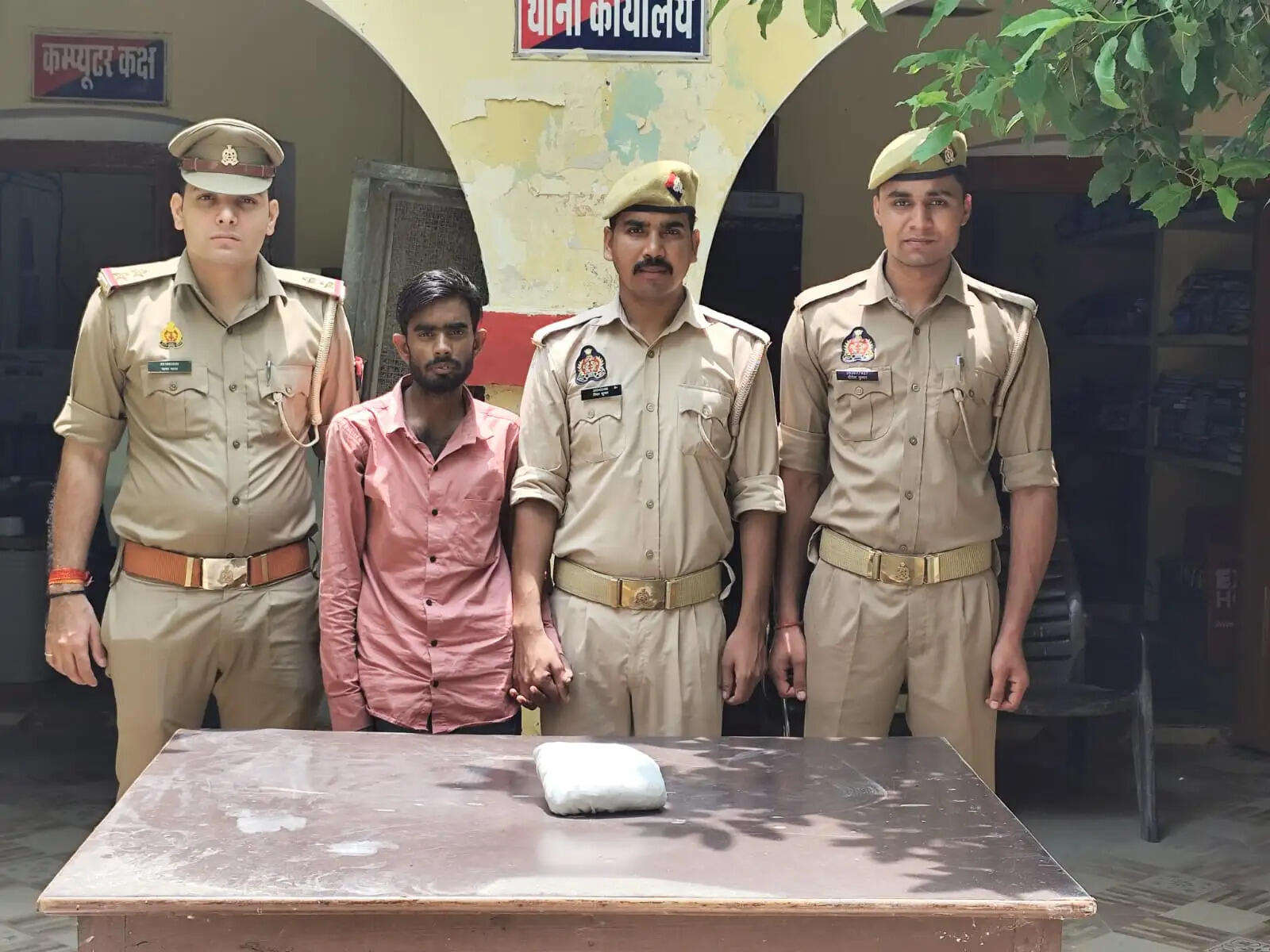 छह लाख रुपये की अफीम के साथ झारखंड का तस्कर गिरफ्तार
