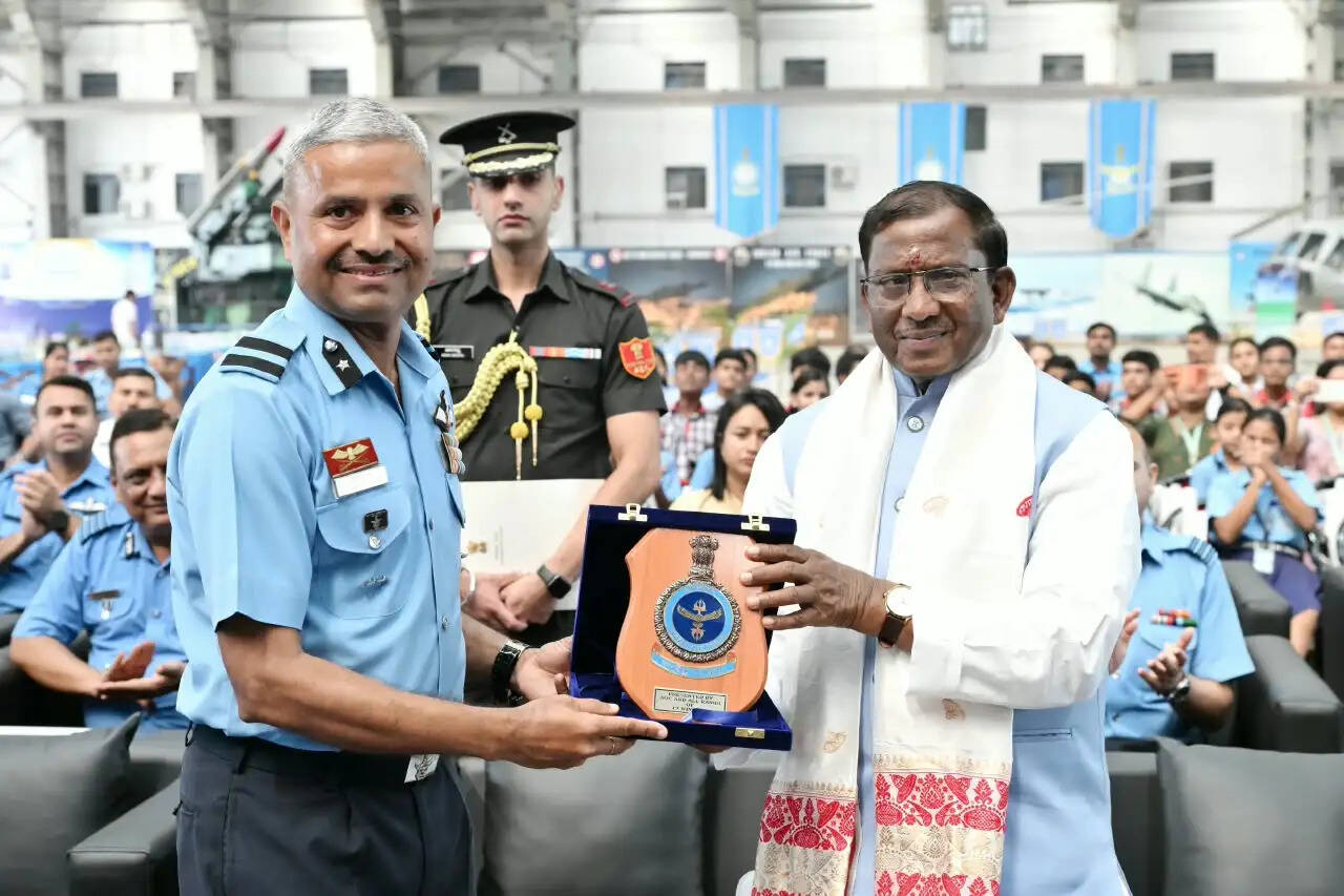 राज्यपाल ने भारतीय वायुसेना के शौर्य और तकनीकी क्षमता को सराहा, युवाओं से बड़े सपने देखने का किया आह्वान