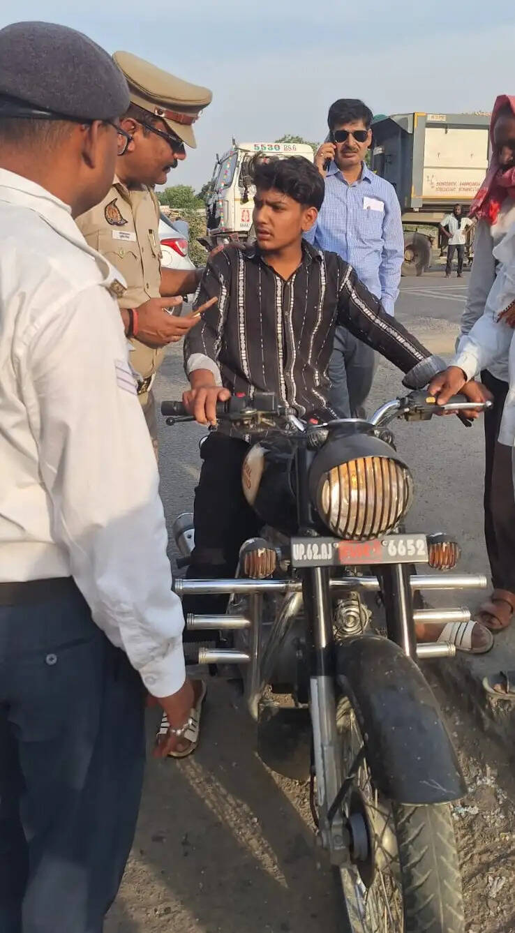 जौनपुर में मॉडिफाइड साइलेंसर पर सख्त कार्रवाई, 5 वाहनों का चालान