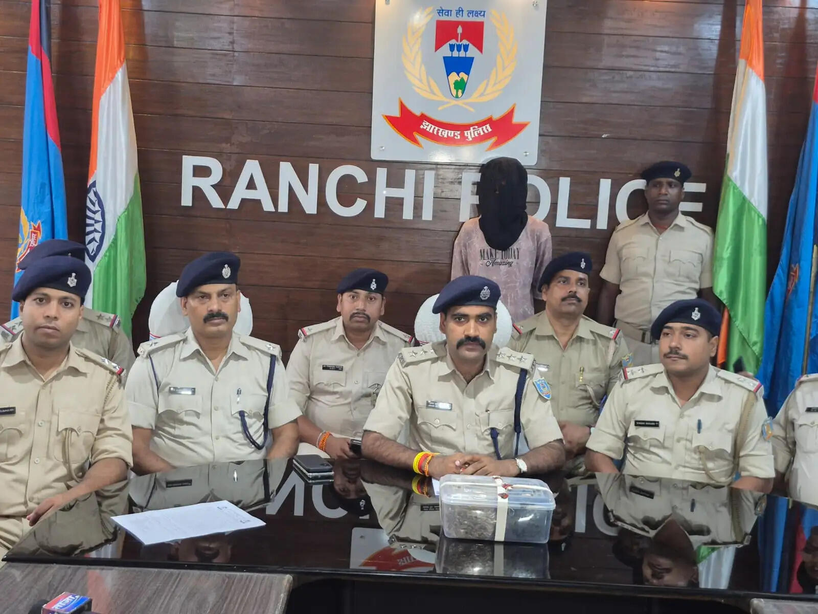रांची में 4.305 किलो अफीम के साथ तस्कर गिरफ्तार, बाइक-मोबाइल जब्त