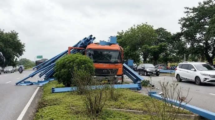 तेलंगाना में छड़ लदे कंटेनर से बस टकराई, 5 की मौत, 20 घायल