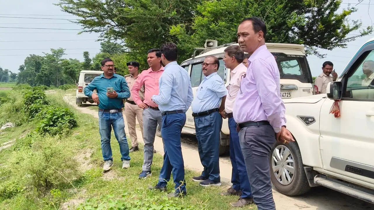 संभावित बाढ़ को लेकर प्रशासन अलर्ट,अपर समाहर्ता ने किया तटबंधों व कटाव स्थलों का किया निरीक्षण