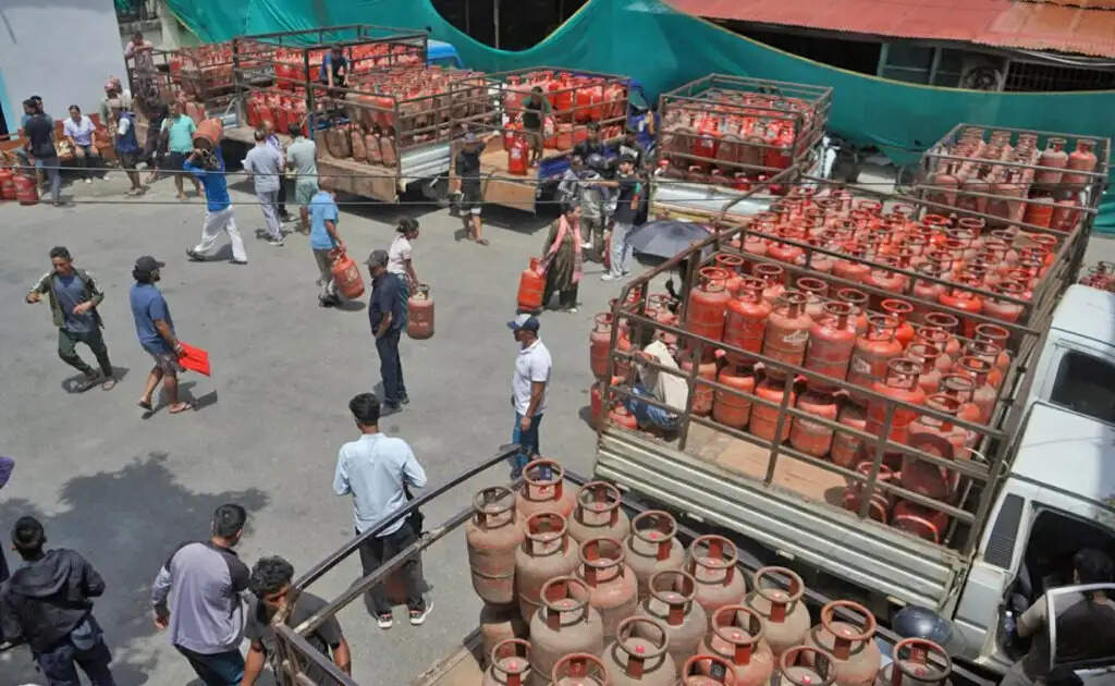 नेपाल में एलपीजी की भारी किल्लत, गैस की प्रत्यक्ष बिक्री तत्काल रोकने की मांग