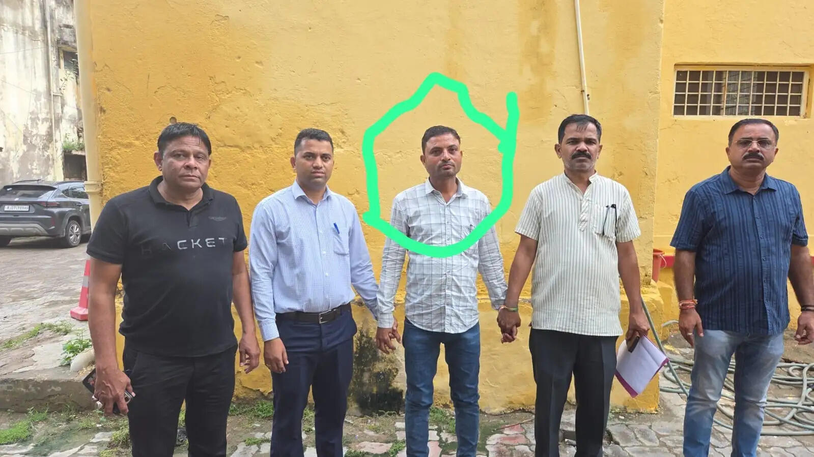 टेंट बिल पास करने की एवज में तीन हजार की रिश्वत लेते ग्राम विकास अधिकारी गिरफ्तार