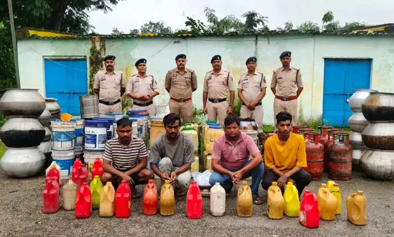 रायगढ़&nbsp;में&nbsp;ऑपरेशन 'आघात' के तहत 395 लीटर कच्ची महुआ शराब जब्त, छह आरोपित गिरफ्तार