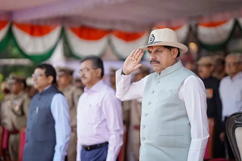 मप्र : मुख्यमंत्री की घोषणा - अब शहीद पुलिसकर्मी की पत्नी और माता-पिता को मिलेगे 50-50 लाख