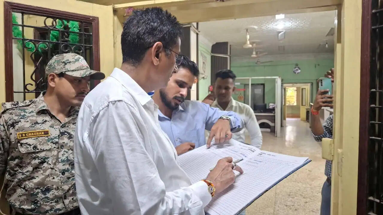 दमोह कलेक्टर अचानक वृद्धाश्रम पहुंचे, बुजुर्ग बहनों ने बांधी राखी; बैंक के 22 कर्मचारियों का तीन दिन का वेतन काटने के निर्देश