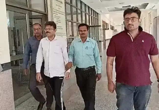 (अपडेट) मप्रः कोर्ट ने रेलवे के सेक्शन इंजीनियर को तीन दिन की रिमांड पर सीबीआई को सौंपा