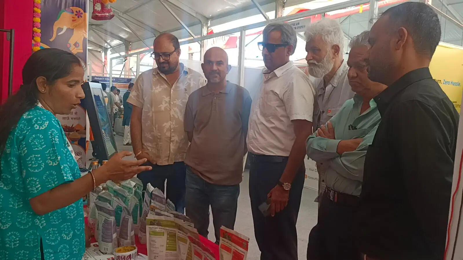 उदयपुर के स्वदेशी एक्सपो में रविवारीय अवकाश पर उमड़ी भीड़