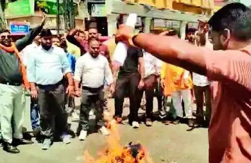 विहिप बजरंग दल ने लव जिहाद एवं धर्मांतरण की घटनाओं के विरोध में पुतला फूंका