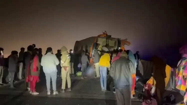 रायबरेली: लखनऊ-प्रयागराज हाईवे पर बस पलटी, छह यात्री घायल