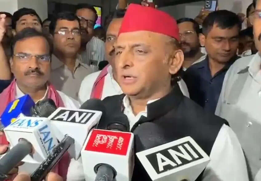 अखिलेश यादव ने राम गोविंद चौधरी को दी अंतिम श्रद्धांजलि, बोले- समाजवादी आंदोलन को हुई क्षति