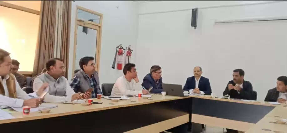 कन्नौज : समाज कल्याण मंत्री ने लाख बहोसी पक्षी विहार के विकास की बनाई याेजना, अधिकारियाें से की चर्चा