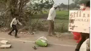 ग्वालियर में मानवता शर्मसार, बस कंडक्टर ने महिला को सड़क पर फेंका,&nbsp;बेरहमी से पीटा