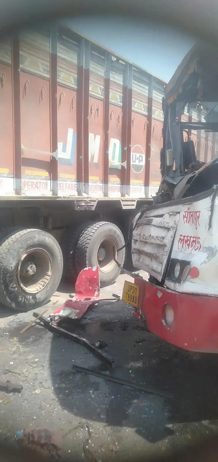 सीतापुर में ट्रक में घुसी रोडवेज बस, 10 यात्री घायल