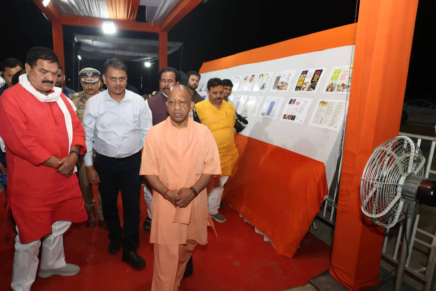 मुख्यमंत्री योगी ने काशी कोतवाल व बाबा विश्वनाथ के चरणों में टेका मत्था