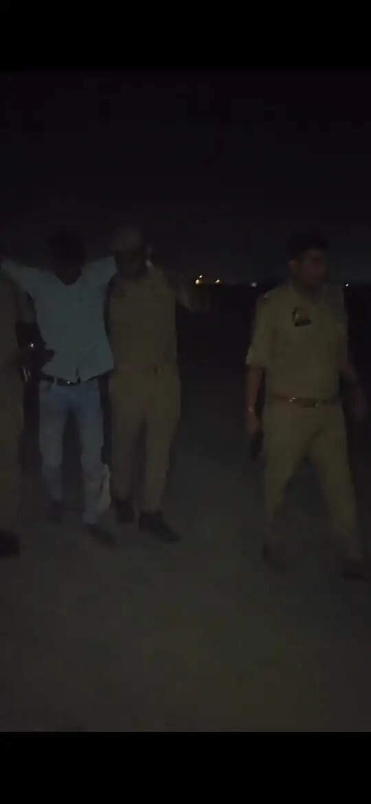 दो आरोपित मुठभेड़ में गिरफ्तार, गोली लगने से आरक्षी और एक आरोपित घायल