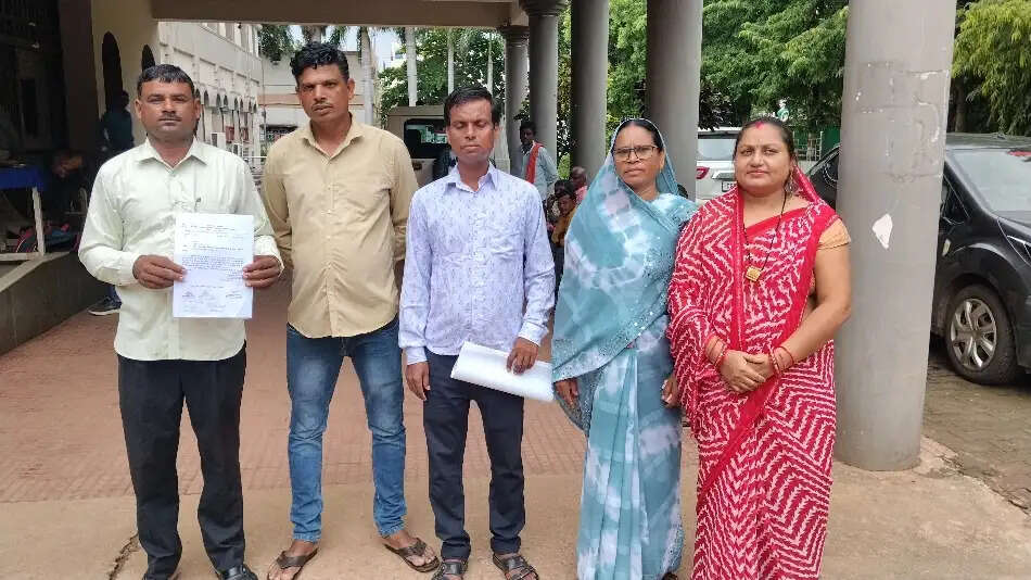 हायर सेकेंडरी स्कूल भाठागांव में विषय विशेषज्ञ शिक्षकों की कमी, ग्रामीण कलेक्ट्रेट पहुंचे