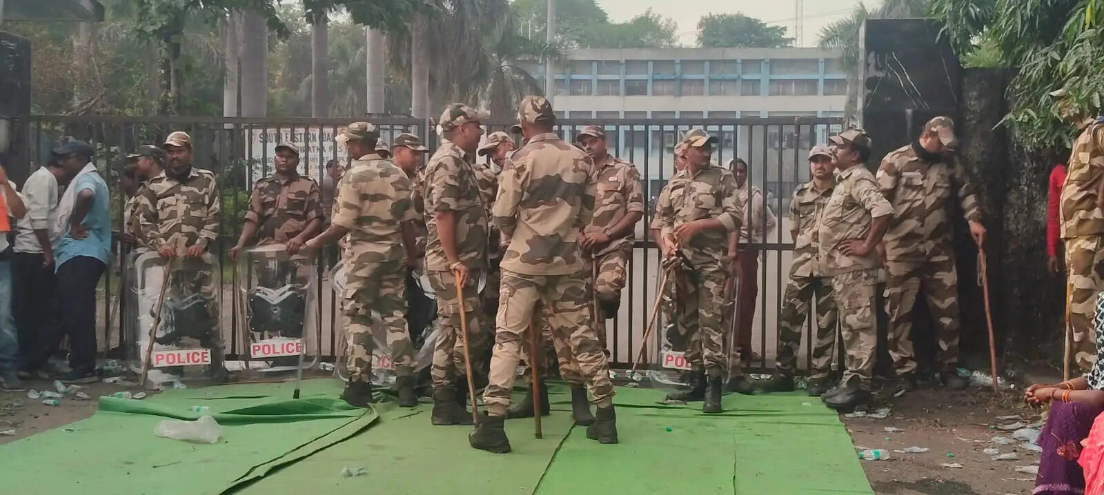 सीएचसी भवन ध्वस्त करने पर भड़का ग्रामीणों का आक्रोश, &nbsp;एसईसीएल&nbsp;के दीपका जीएम कार्यालय में तालाबंदी