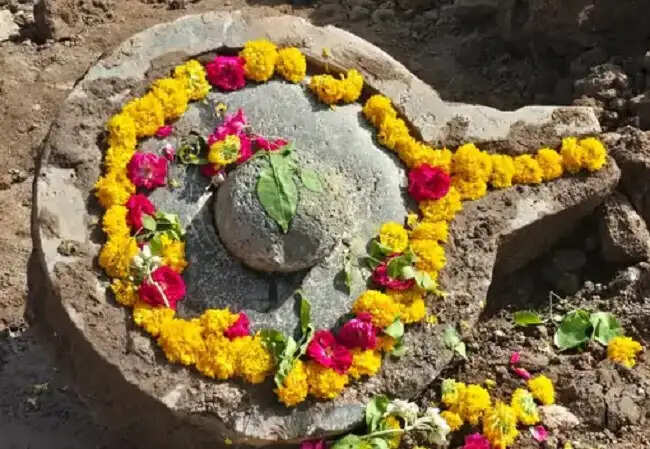उज्जैनः महाकाल मंदिर के पास टनल निर्माण के दौरान खुदाई में निकला शिवलिंग, पुजारियों ने किया पूजन