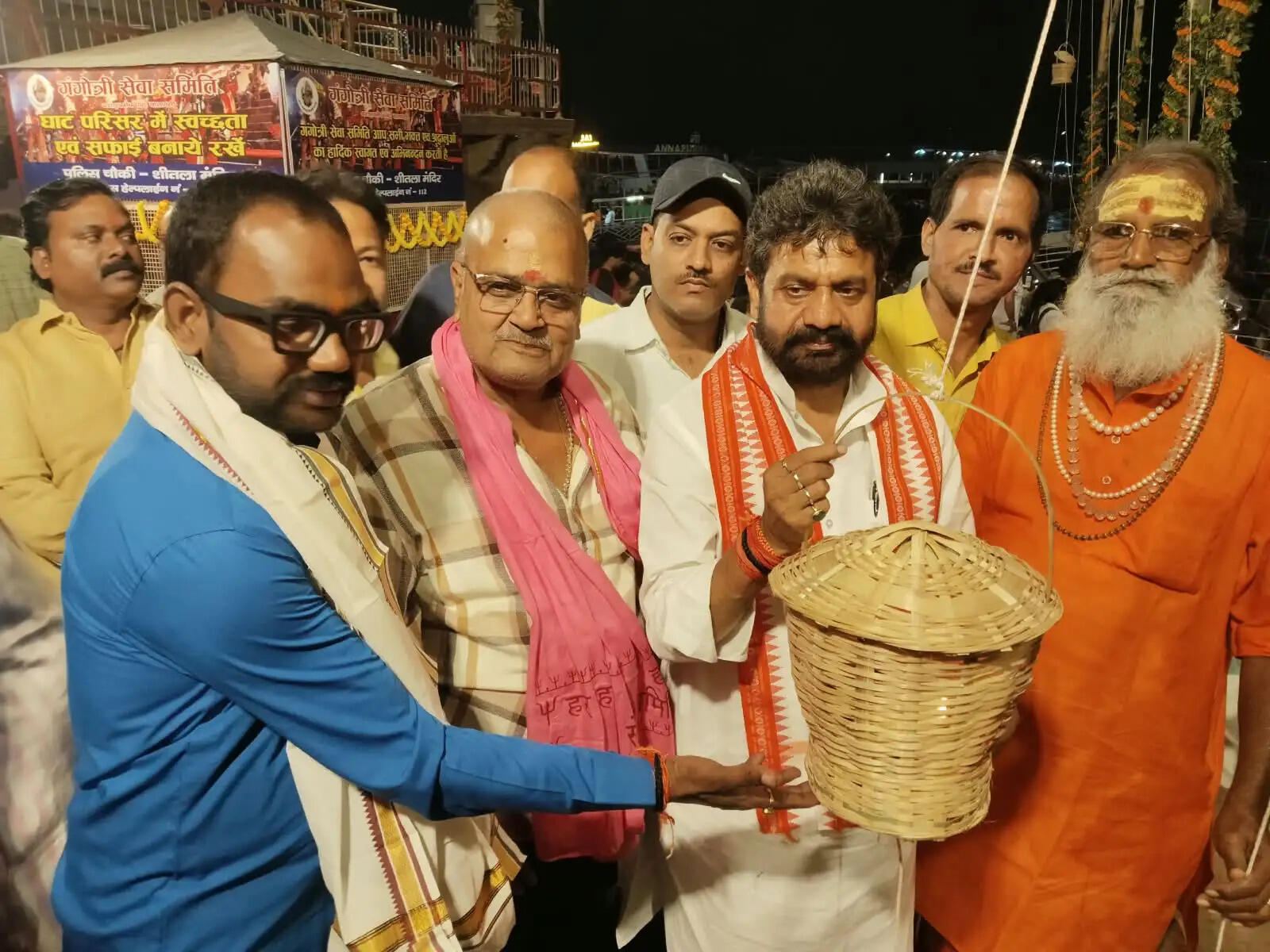 वाराणसी में शहीदों की स्मृति में जगमगाए आकाशदीप, गंगा में दीपदान