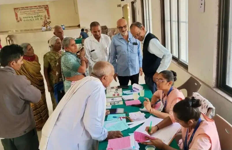 श्री सतुआबाबा विद्यासंकुल में नेत्र जांच शिविर का आयोजन