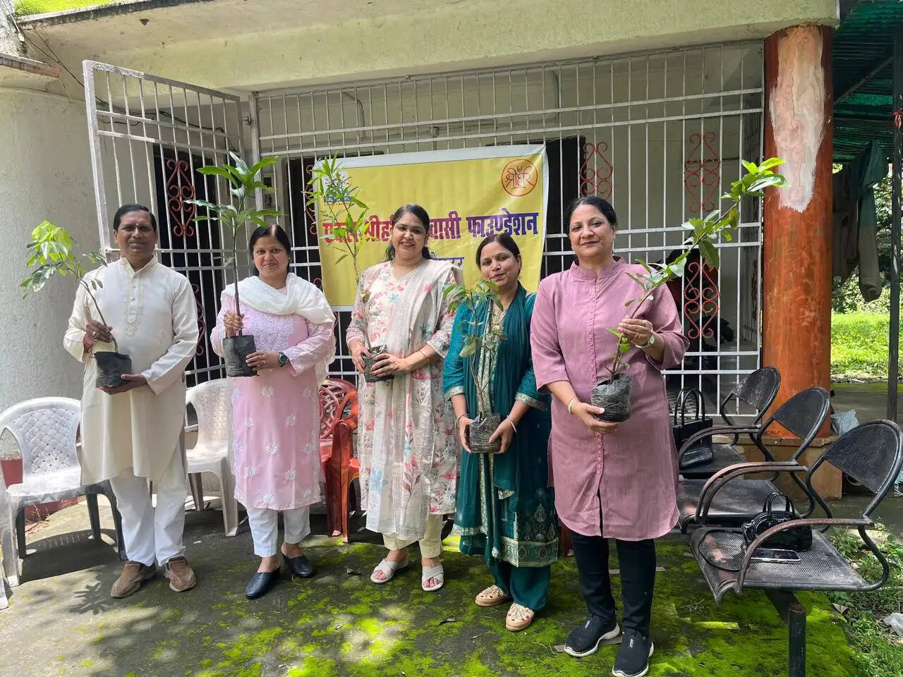 वनवासी फाउंडेशन ने चलाया पौधारोपण अभियान