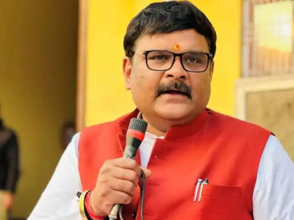 कन्नौज: पूर्व सांसद सुब्रत पाठक की एस्कॉर्ट गाड़ी दुर्घटनाग्रस्त, एक सिपाही की मौत