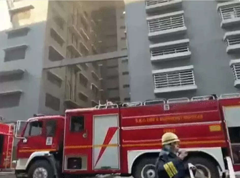 सूरत की राज टेक्सटाइल मार्केट में भीषण आग, मौके पर फायर ब्रिगेड की 22 से अधिक गाड़ियाँ