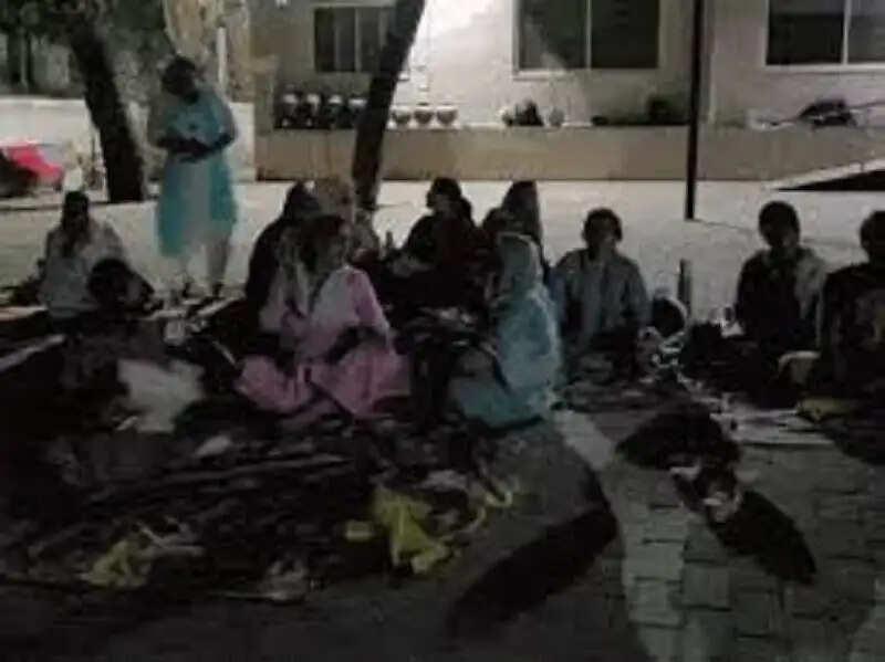 जेपी&nbsp;अस्पताल&nbsp;में&nbsp;एएनएम अभ्यर्थियों का रातभर धरना, कोर्ट से जीत के बाद भी जॉइनिंग नहीं, महिलाओं में भारी आक्रोश