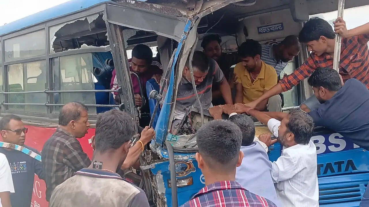 राष्ट्रीय राजमार्ग पर बस एवं लॉरी की टक्कर, 25 से ज्यादा घायल