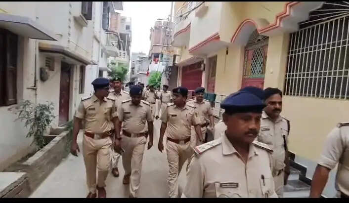 शराब माफिया रिंकू पांडेय के घर पुलिस की छापेमारी, डायरी बरामद, 10 हजार का इनाम घोषित