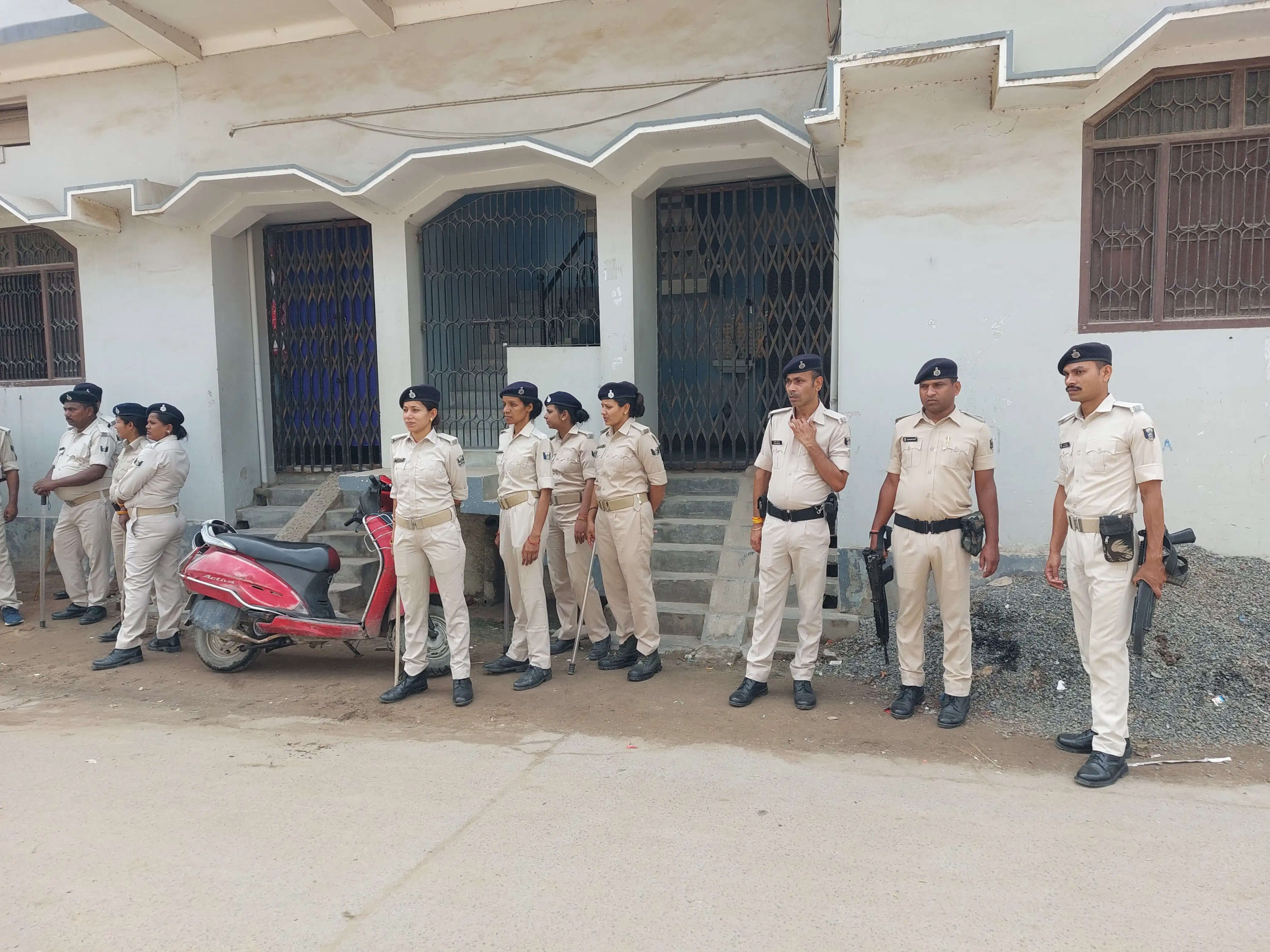 सीवान में आरजेडी विधायक ओसामा शहाब के ठिकानों पर पुलिस का छापा