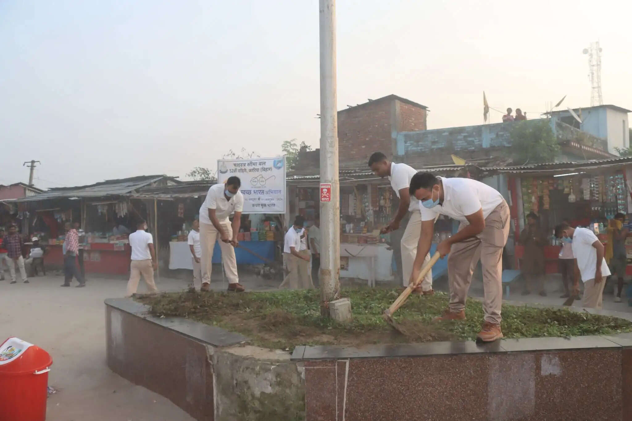 स्वच्छता अभियान के तहत एसएसबी के जवानों ने अररिया कोर्ट स्टेशन परिसर की सफाई की