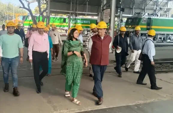 बनारस रेल इंजन कारखाना पहुंची अंतरराज्यीय मीडिया टीम, देखी रेल इंजन निर्माण की प्रक्रिया