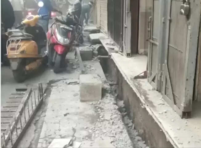 संभल में अतिक्रमण पर नगर पालिका सख्त, लोग खुद से तोड़ रहे निर्माण