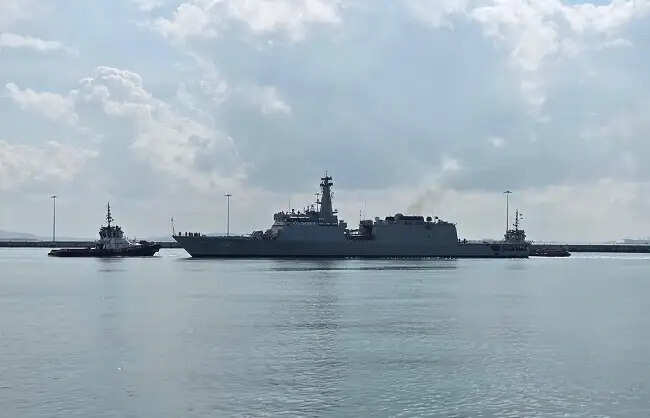 भारतीय जहाज&nbsp;'सुनयना'&nbsp;सिंगापुर के चांगी नौसैनिक अड्डे पर पहुंचा,&nbsp;समुद्री सहयोग होगा मजबूत