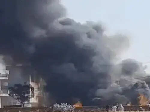 सोनीपत: खाली प्लॉट में भीषण आग पांच बाइक-रिक्शा, झोपड़ियां जली